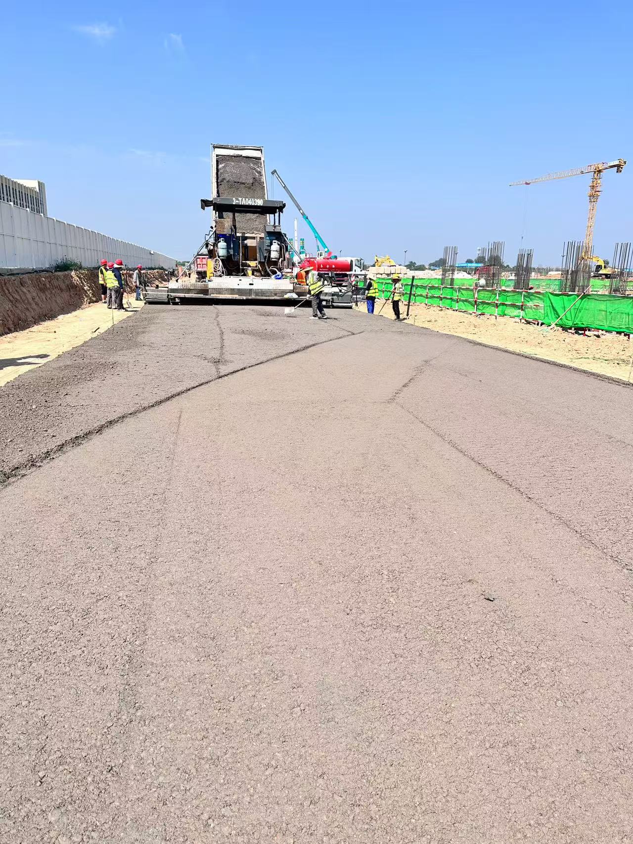 5.水泥稳定碎石摊铺.jpg