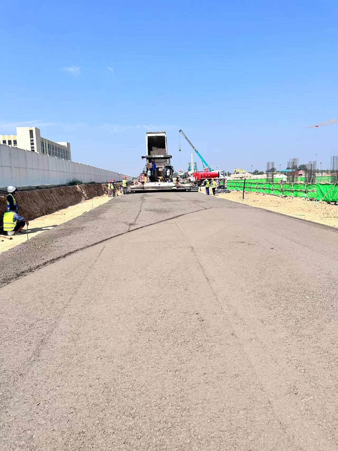 3.水泥稳定碎石摊铺.jpg
